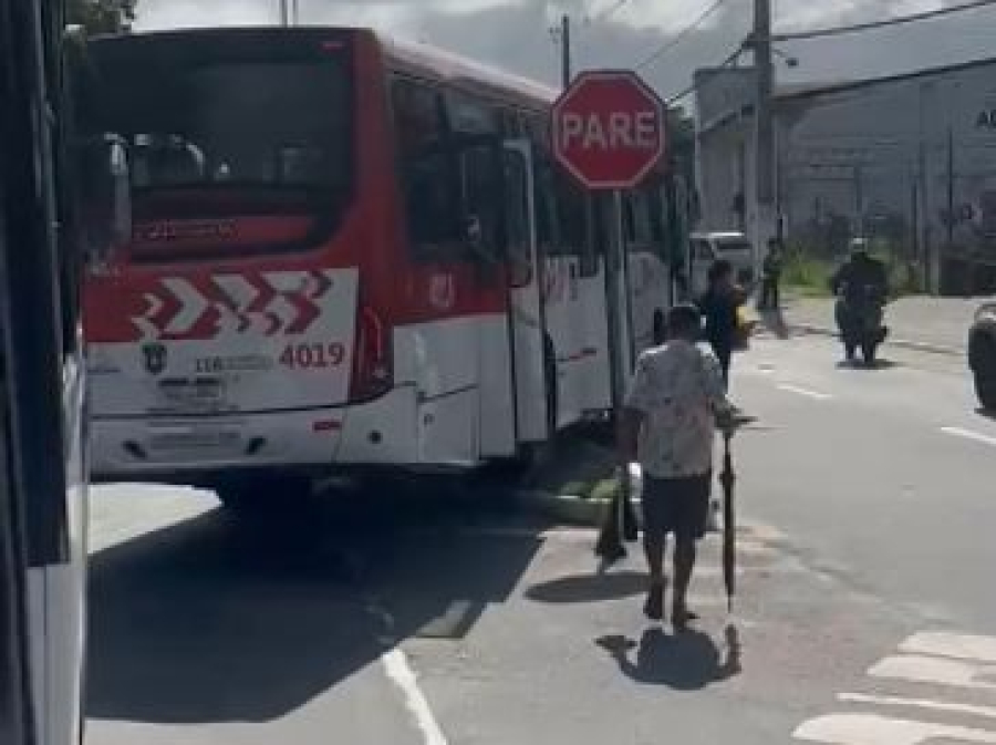 Motorista passa mal e ônibus colide com poste na Avenida Durval de Góes Monteiro em Maceió