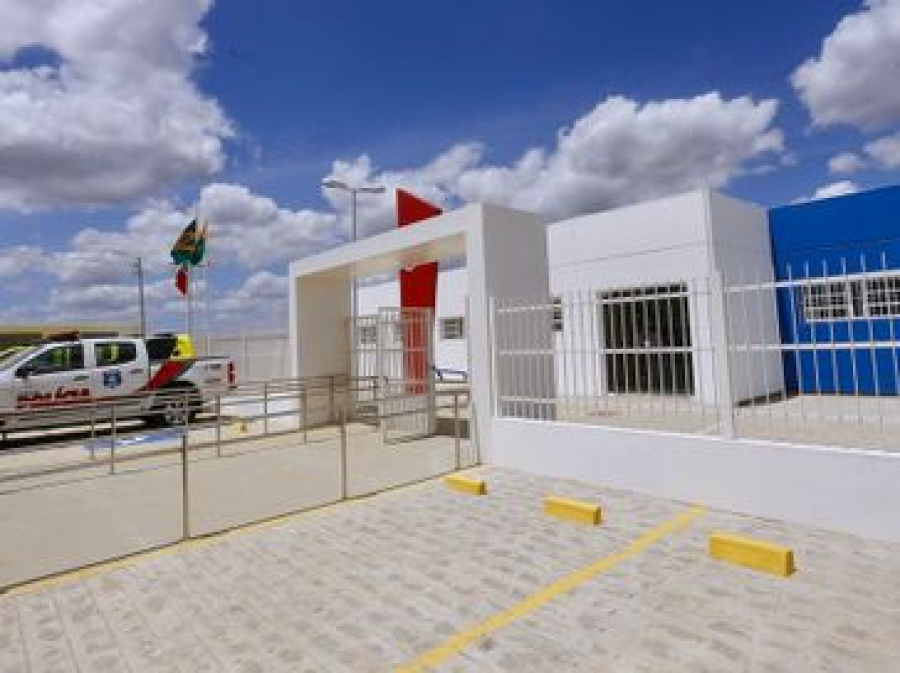 Homem incendeia casa, ameaça companheira e foge com filho no Agreste de Alagoas