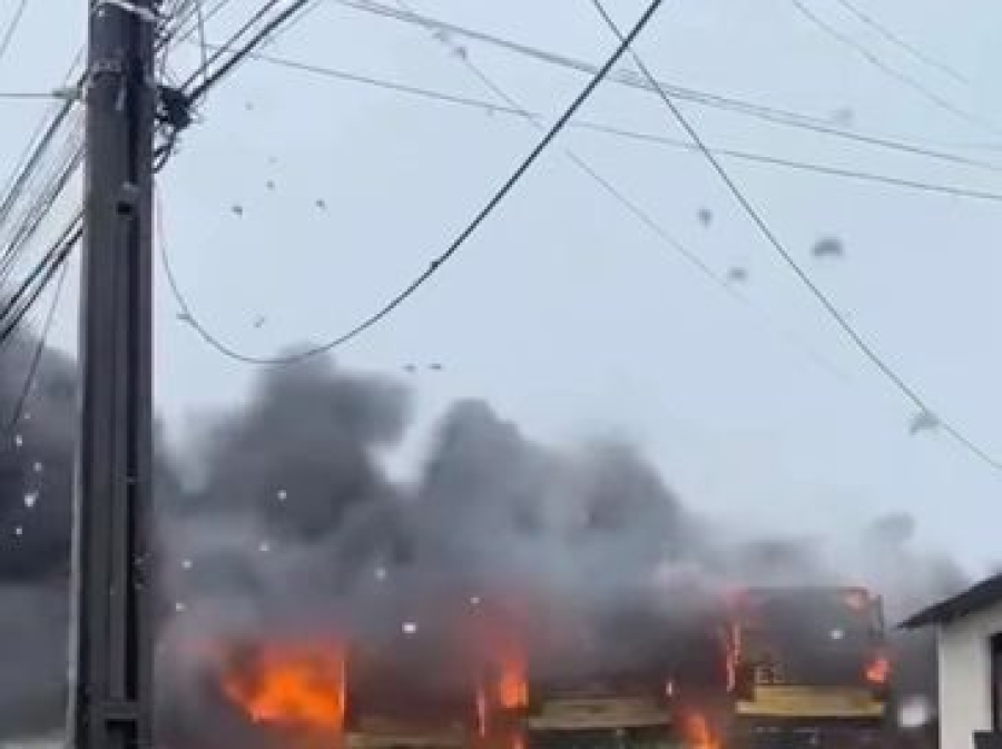 Incêndio destrói quatro ônibus na garagem da Prefeitura de Boca da Mata