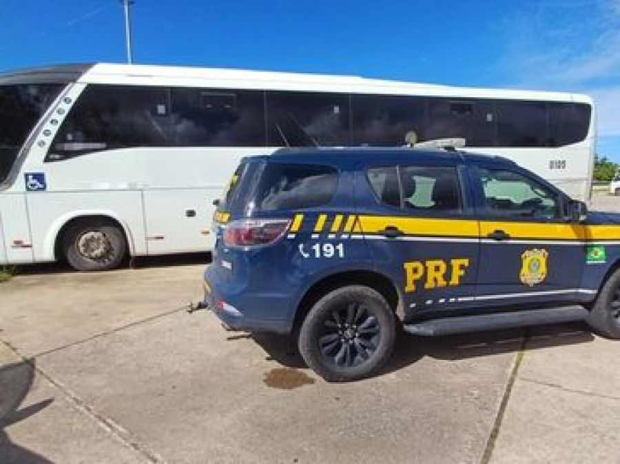 Ônibus de Alagoas é apreendido no RN por suspeita de transporte clandestino com 42 passageiros