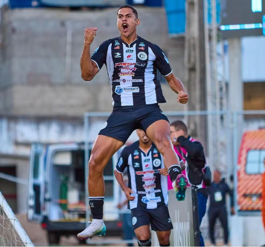 Alex Bruno marca novamente e se aproxima ainda mais de marca histórica do ASA no século