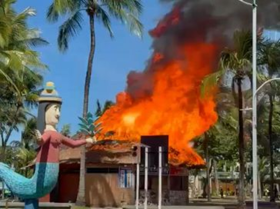 Incêndio destrói quiosque na orla da Pajuçara em Maceió