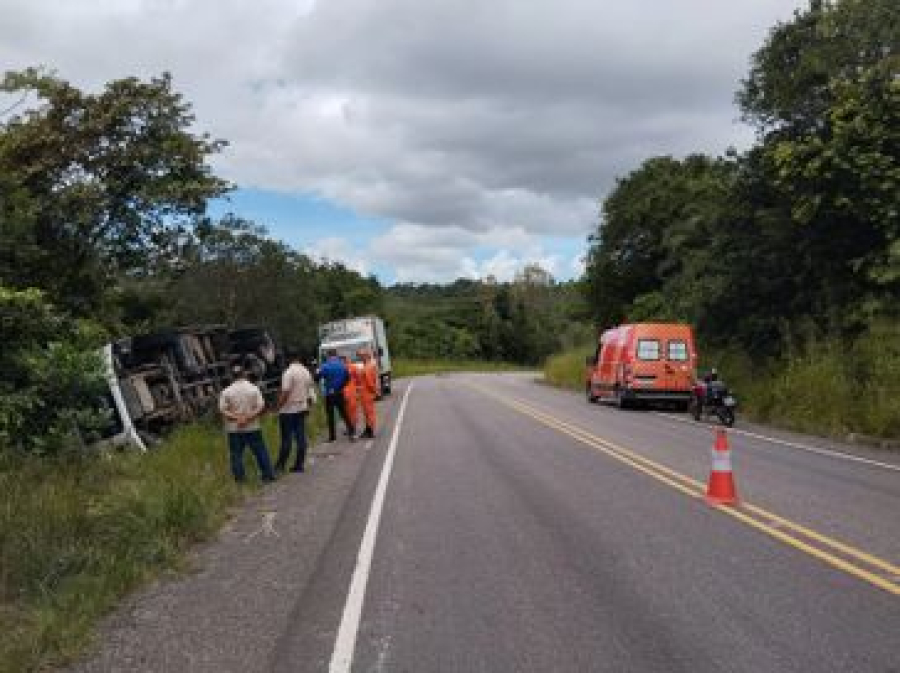 Tombamento de carreta deixa três homens feridos na zona rural de Penedo