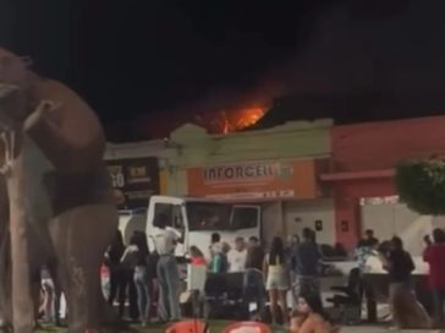Incêndio atinge lanchonete e se espalha para imóveis vizinhos em Maravilha