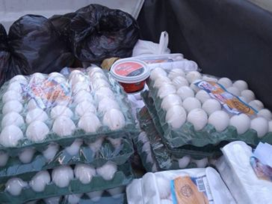 Vigilância Sanitária apreende 100 kg de alimentos vencidos em comércio na Ponta Verde e flagra adulteração de validade