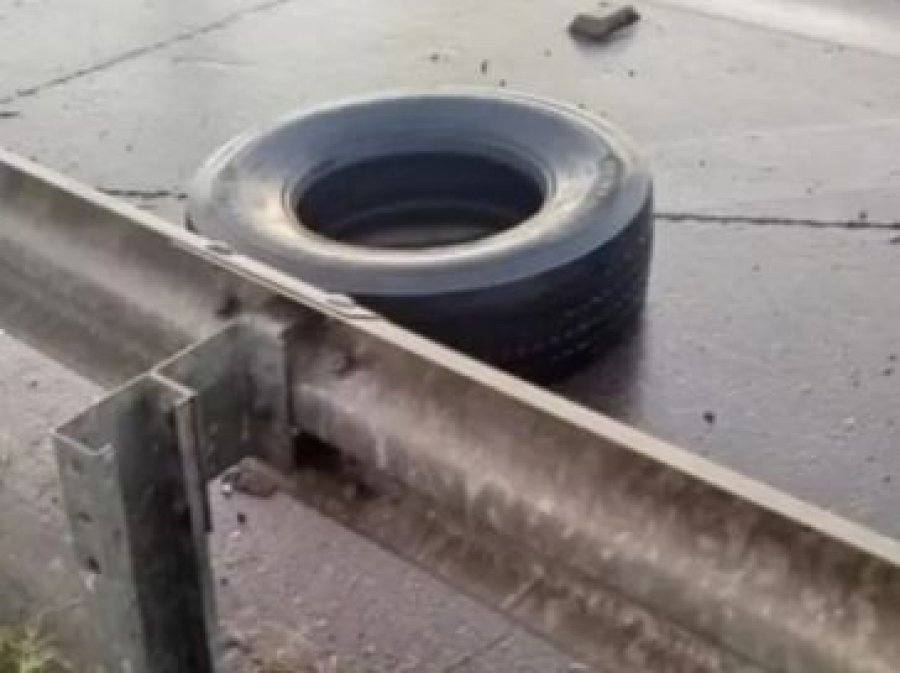 Mulher morre após ser atingida por pneu que se soltou de ônibus em ponte entre Sergipe e Alagoas