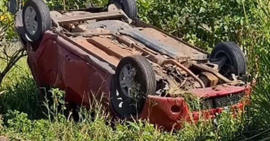 Carro capota na AL-220, em Arapiraca, após suposta falha nos freios