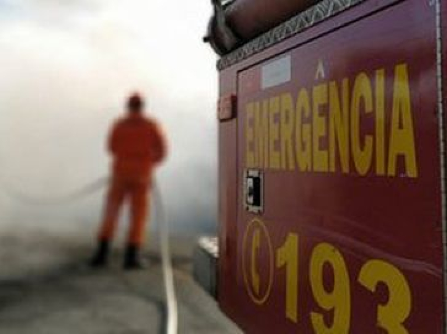 Vela acesa provoca princípio de incêndio em residência no Trapiche da Barra, em Maceió