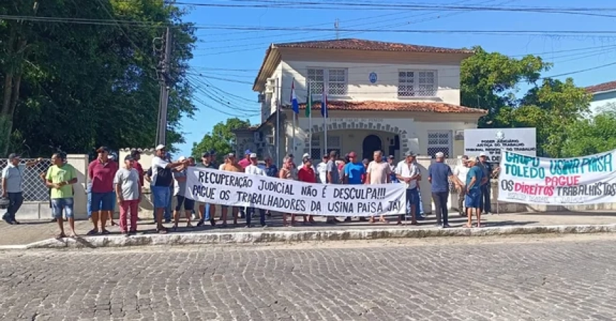 Ex-funcionários da Usina PAISA protestam por pagamento de direitos trabalhistas em Penedo