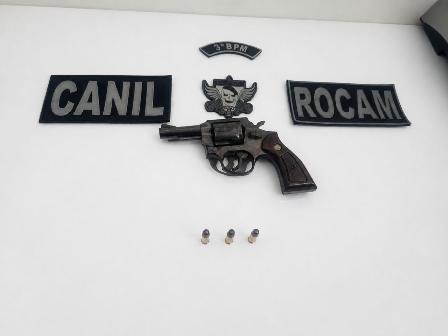 Jovem é preso por porte ilegal de arma de fogo no bairro Massaranduba, em Arapiraca