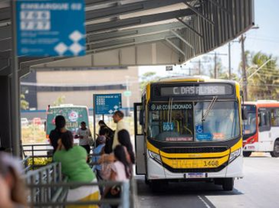Projeto aprovado na Câmara busca acabar com som alto dentro dos ônibus de Maceió