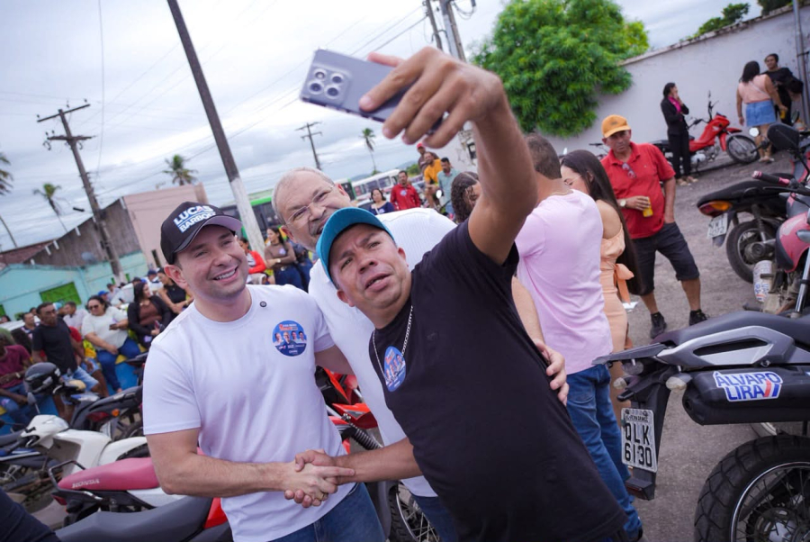 Lucas Barbosa participa de grande adesivaço em Feira Grande ao lado do prefeito Dário e lideranças políticas