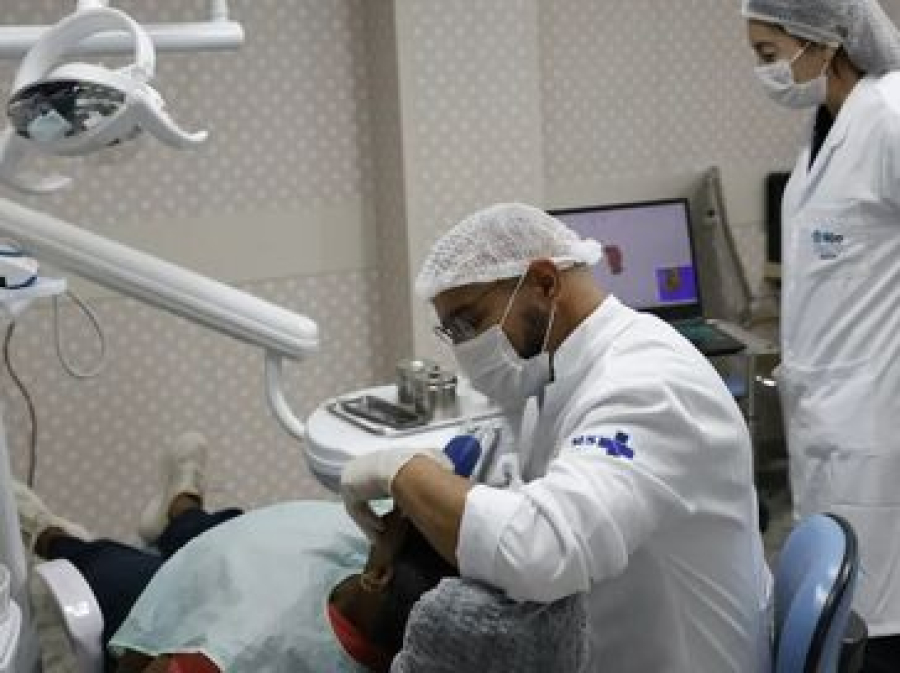 Projeto que reajusta piso de médicos e dentistas avança no Senado