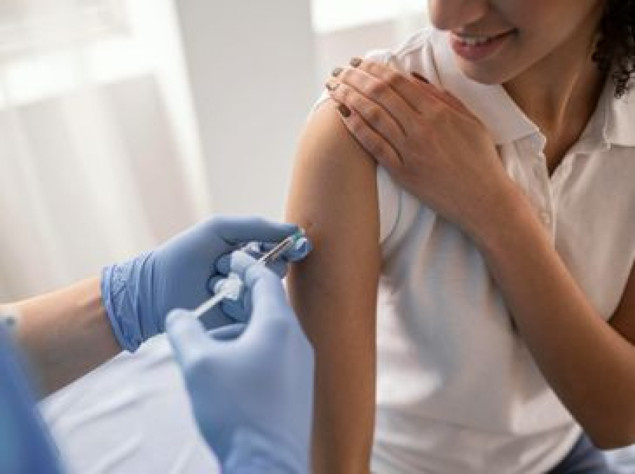 Vacina contra HPV previne diversos tipos de câncer, mas ainda enfrenta resistência por desinformação