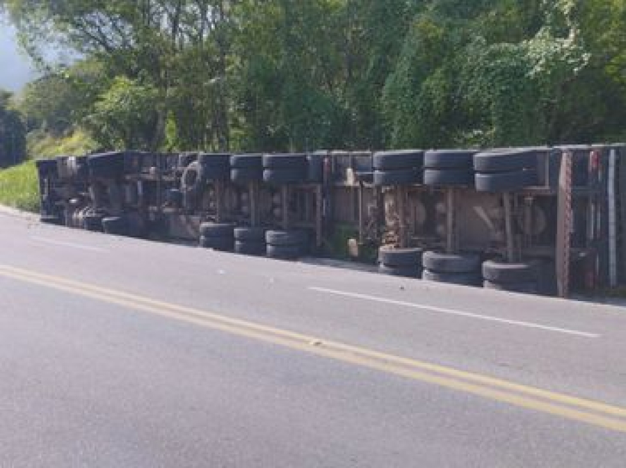 Acidente com carreta de granito mobiliza equipes da PRF na BR-316