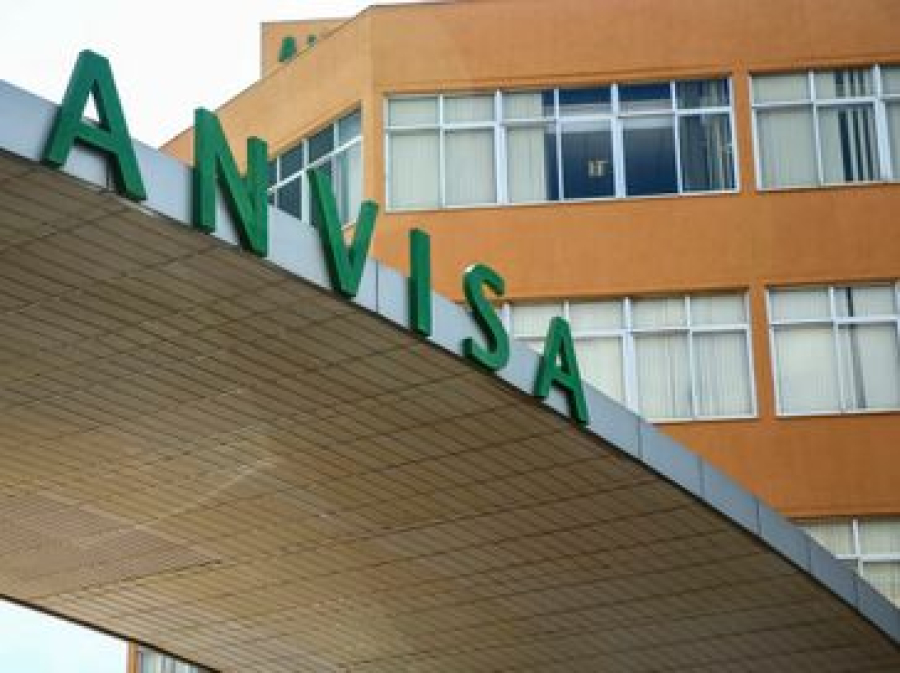 Após suspensão no SUS, Anvisa abre investigação sobre vacina da dengue e cria grupo técnico