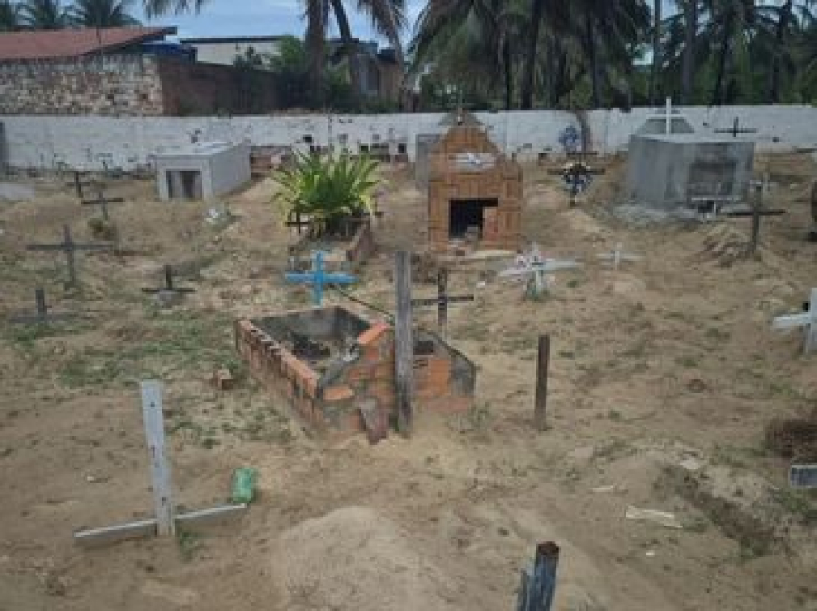 Justiça suspende sepultamentos e determina medidas urgentes em cemitério do Pontal do Peba, em Piaçabuçu