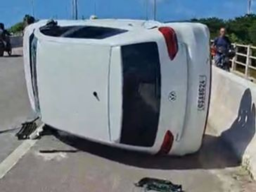 Ciclista é atropelada na Ponte Divaldo Suruagy e carro tomba após o impacto