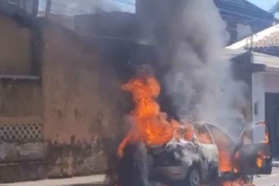 Veículo é destruído por incêndio e mobiliza Corpo de Bombeiros em Arapiraca