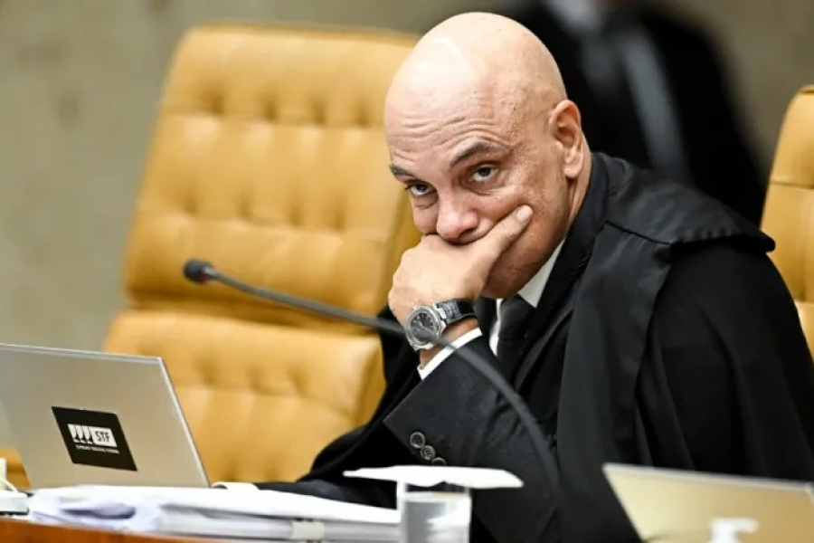 Moraes suspende por 90 dias visitas de Flávio Bolsonaro a Jair Bolsonaro após divulgação de carta