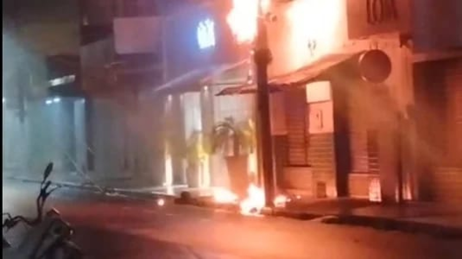 Incêndio em fiação de poste mobiliza Corpo de Bombeiros no Centro de Arapiraca