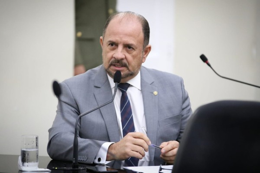 Deputado Antônio Albuquerque reage a denúncias, fala em perseguição política e chama acusações de 