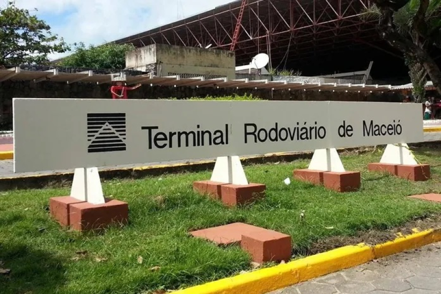 PM apreende quatro máquinas caça-níqueis durante patrulhamento em terminal de Maceió