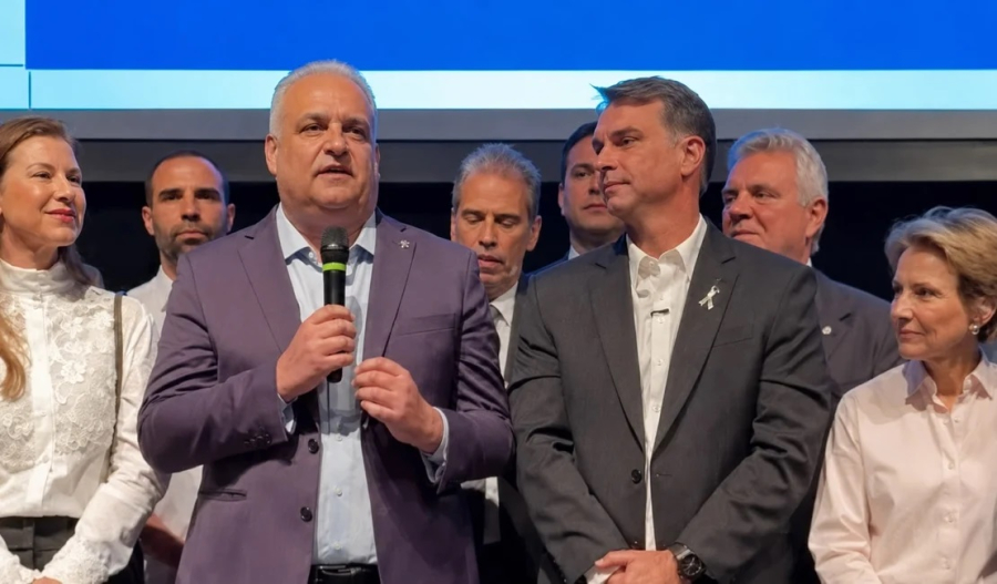 Flávio Bolsonaro anuncia Alfredo Gaspar como vice na disputa pela Presidência
