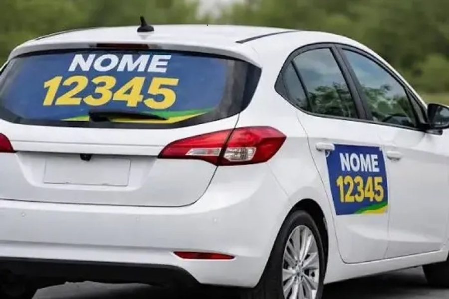 Carro adesivado para campanha pode fazer motorista perder cobertura do seguro em Alagoas; entenda