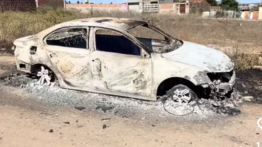 Homens armados invadem oficina e ateiam fogo em carro no Sertão de Alagoas
