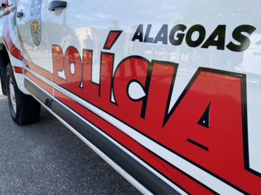 Mulher tenta fugir da polícia e é presa com maconha e cocaína em Palmeira dos Índios